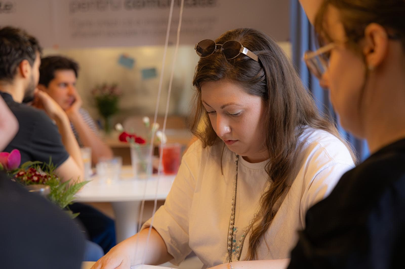 Participanți la un atelier în cafenea