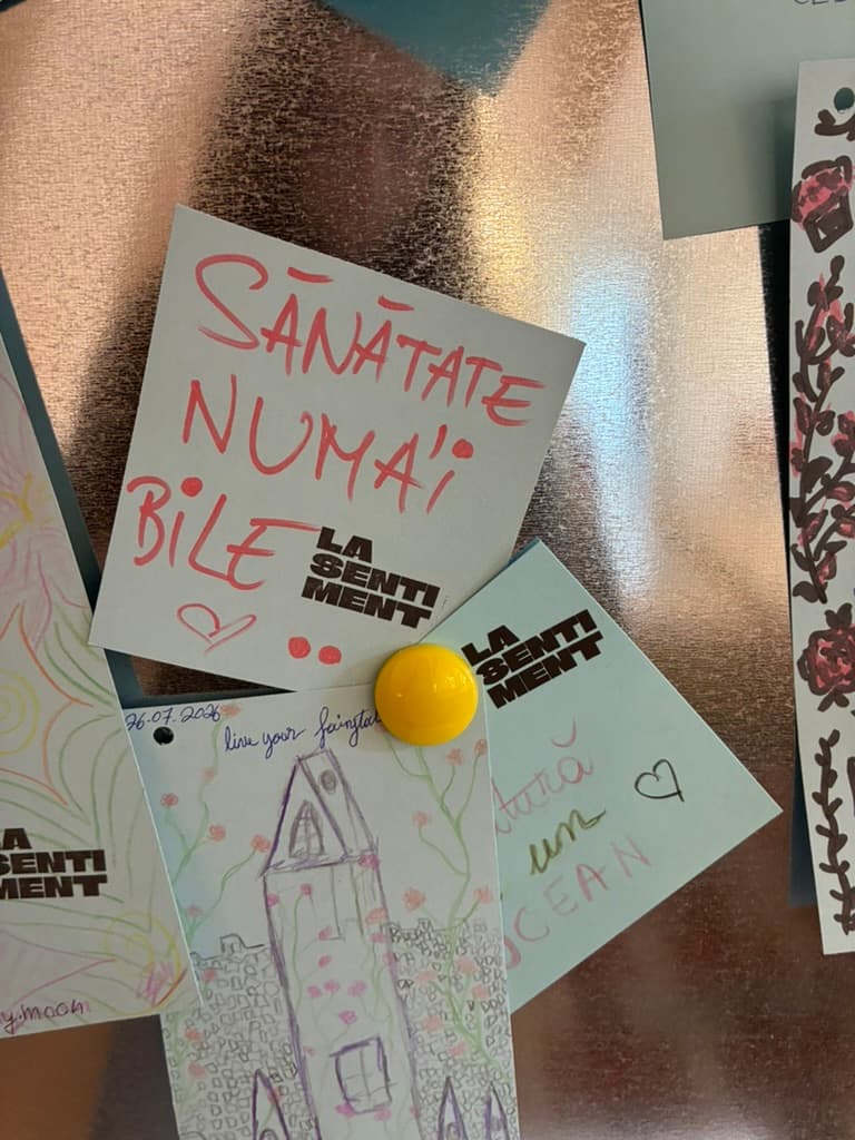 Mesaje și desene pe peretele comunității