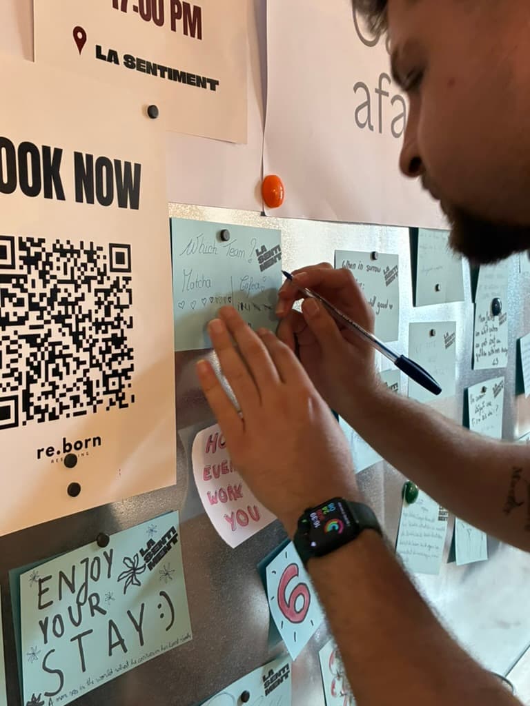 Un participant completează un sondaj pe peretele comunității